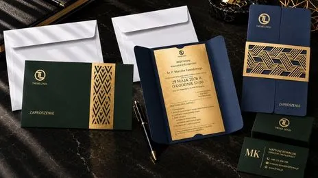 Papeteria firmowa: zaproszenie ze złotym ażurem, koperty i wizytówki w zieleni i granacie